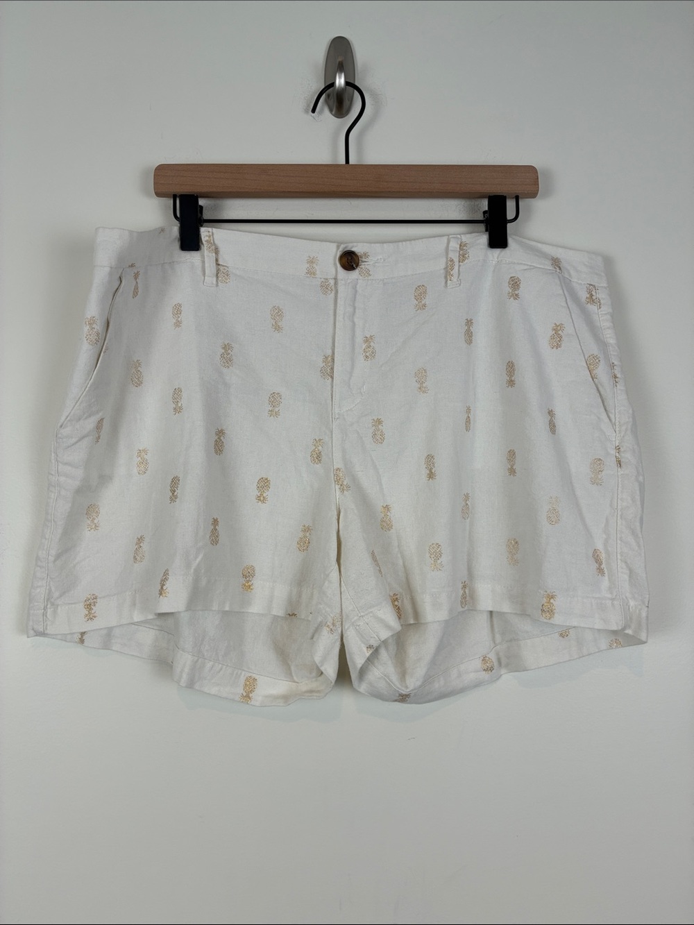Old Navy Women’s 16 (39”) White Shorts Gold Pineapple Print Linen/Rayon Summer